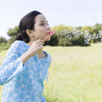 女生吹泡泡头像唯美