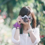 QQ头像女生拿相机唯美文艺图片