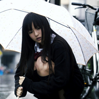 打伞的女孩QQ头像