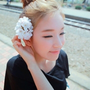 女头头上戴花