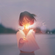 唯美拿烟花棒动漫女头图片