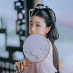 清新拿扇子遮脸古风女头图片