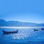 蓝色海面小船风景头像图片