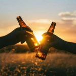 唯美治愈系酒瓶碰酒瓶头像图片