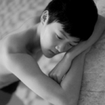 QQ男生黑白伤感头像图片