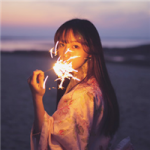 唯美手拿烟花棒女头图片