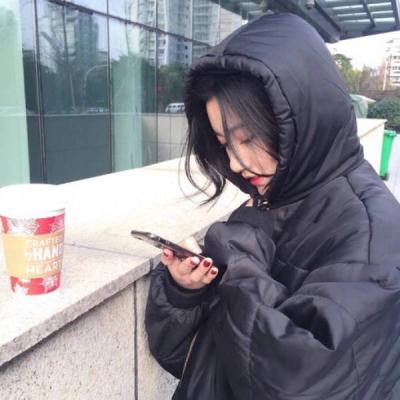 QQ头像女生玩手机