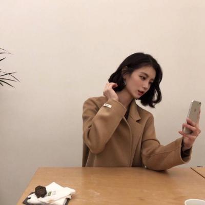 QQ头像女生玩手机