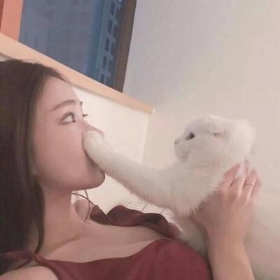 抱猫的女头图片