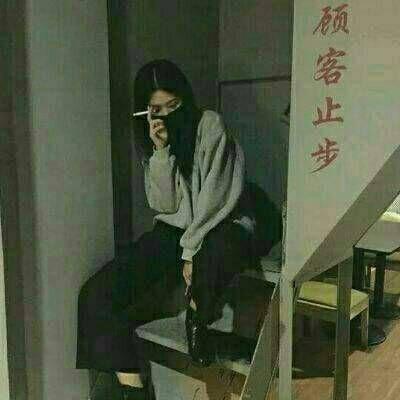 可爱女头嘟嘴