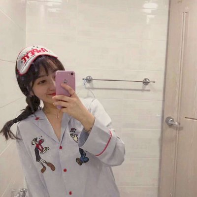女生用手机拍照遮脸的头像