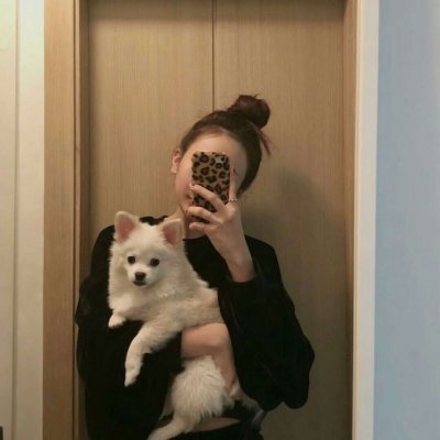 女生用手机拍照遮脸的头像