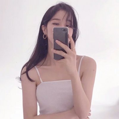 女生用手机拍照遮脸的头像