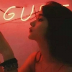 红色霸气女生头像时尚图片